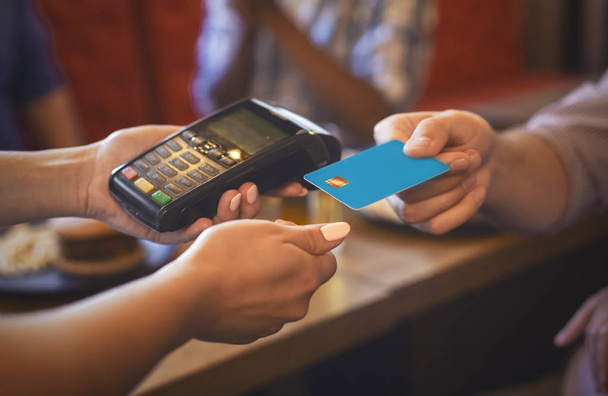 Serveuse glissant carte de crédit au pub
 - Photo, image