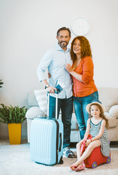 Family leaving on vacation. - 写真・画像