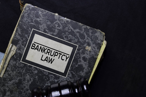 Το βιβλίο της πτωχευτικής νομοθεσίας και το σφυρί απομονώθηκαν στο γραφείο. Έννοια του νόμου - Φωτογραφία, εικόνα
