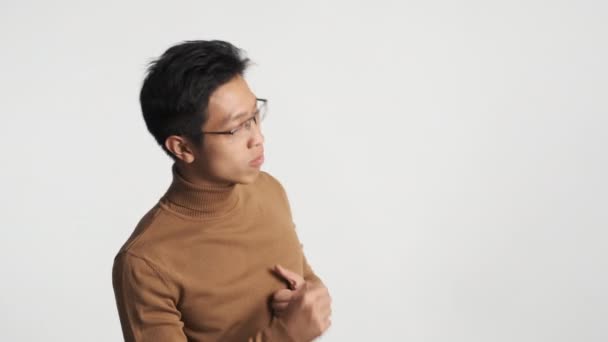 junger hübscher, stilvoller asiatischer Mann mit Brille genießt selbstbewusst das Tanzen mit geschlossenen Augen - Filmmaterial, Video