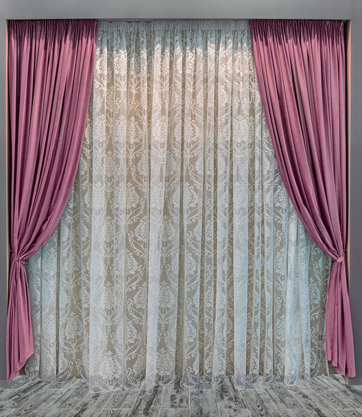 modernes Interieur in grauen und rosa Farben. Samtvorhänge und transparenter Tüll mit floralen Mustern - Foto, Bild