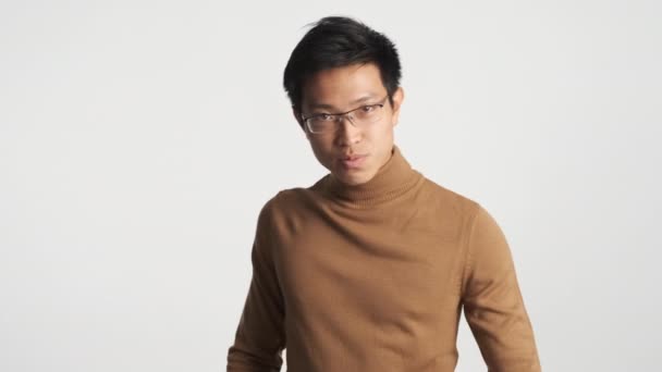 Cool atraente confiante asiático homem em óculos dançando isolado. Todos vocês expressam
 - Filmagem, Vídeo