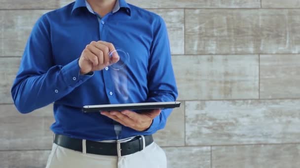 Hombre utiliza holograma con texto Ahora la contratación
 - Imágenes, Vídeo
