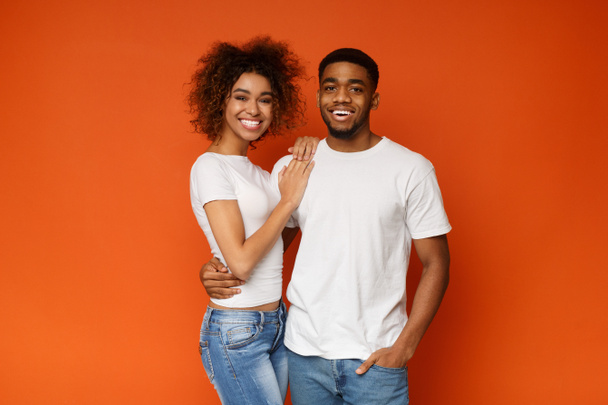 Feliz pareja afroamericana abrazando y sonriendo
 - Foto, imagen