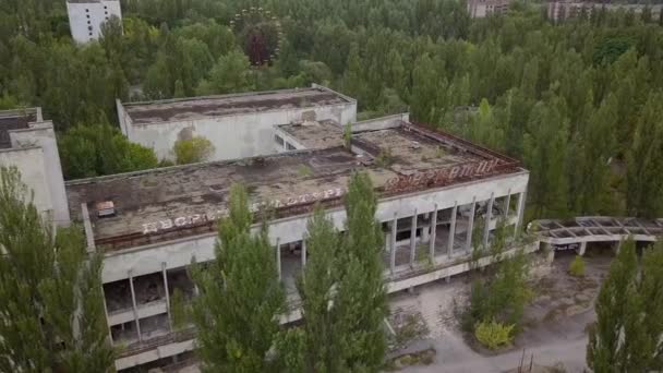 Verlaten gebouwen in Prypiat City. Lucht zicht na de explosie van kerncentrales in Tsjernobyl - Video