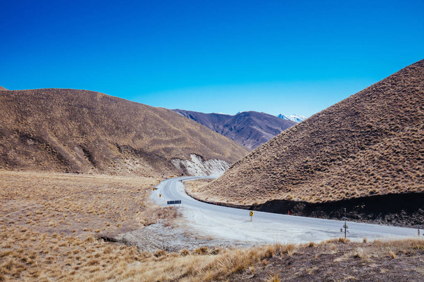 Lindis Pass em um dia ensolarado na Nova Zelândia
 - Foto, Imagem
