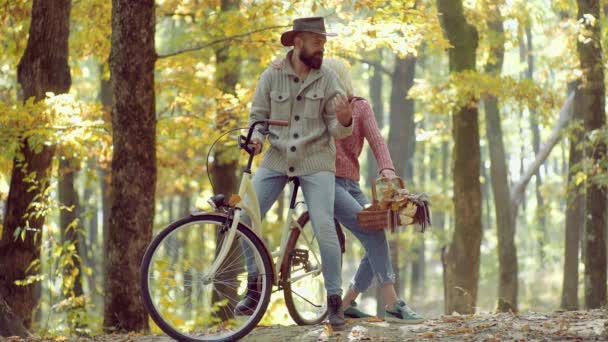 Paar met vintage fiets. Herfst schoonheid. Vakantie outdoor vakantie reis. Romantische herfst paar verliefd. Genieten. - Video