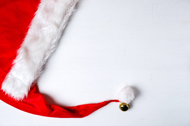 Weihnachtsmann rote Mütze mit Quaste und Glocke auf Hintergrund mit Kopie - Foto, Bild