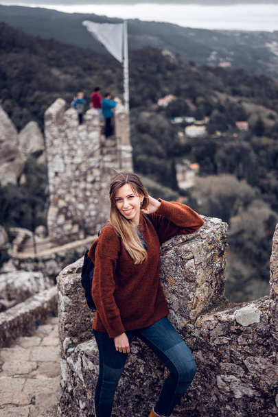Νεαρή γυναίκα που απολαμβάνει το κάστρο της πόλης Σίντρα, Πορτογαλία - Φωτογραφία, εικόνα