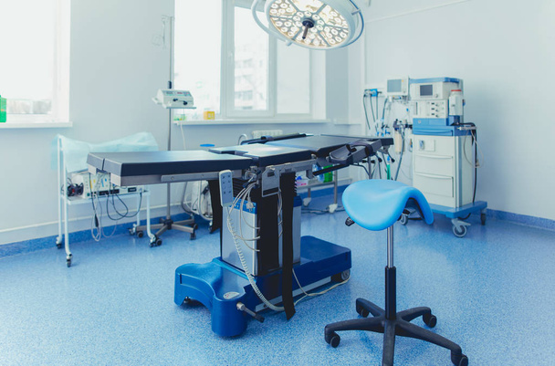 Wnętrze sali operacyjnej w nowoczesnej klinice - Zdjęcie, obraz