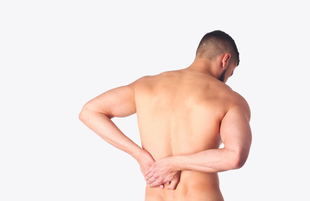 junger Mann mit schmerzverzerrtem Nacken. medizinisches Konzept - Foto, Bild