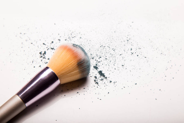 Make-up borstels geïsoleerd op witte achtergrond met kleurrijke pigment poeder - Foto, afbeelding