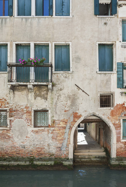 Екстер'єр старої житлової будівлі у Венеції, Італія - Фото, зображення