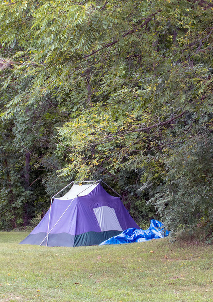 sátorba állított sátor - Fotó, kép