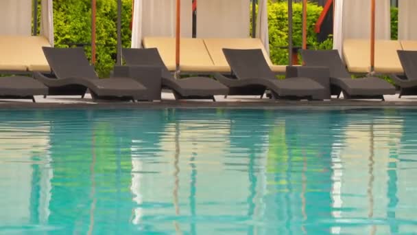 imagens cênicas da piscina no resort
 - Filmagem, Vídeo