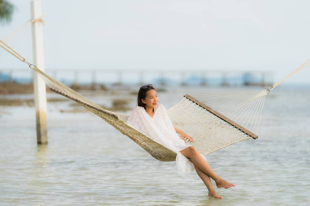 Retrato hermosa joven asiática mujer sentado en hamaca alrededor s
 - Foto, Imagen