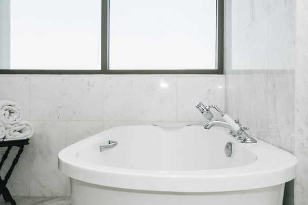 Красива розкішна біла ванна в інтер'єрі ванної кімнати
 - Фото, зображення