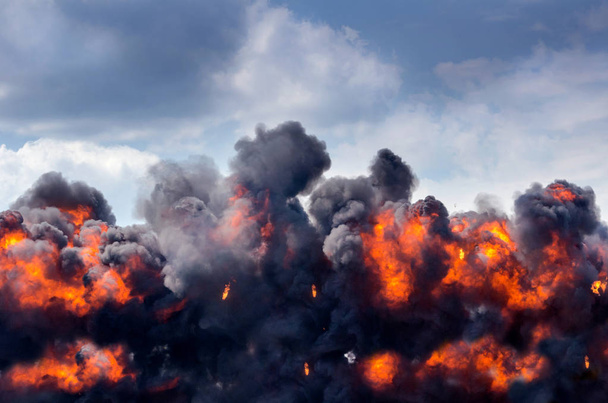 Bulutlu mavi gökyüzünde ateşli patlama - Fotoğraf, Görsel