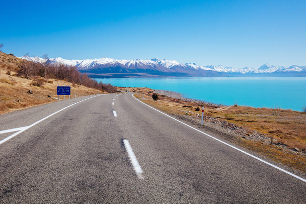 Tó Pukaki vezetés egy napsütéses napon Új-Zélandon - Fotó, kép