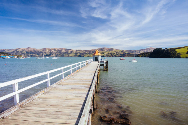 Akaroa Pier op een zonnige dag in Nieuw-Zeeland - Foto, afbeelding