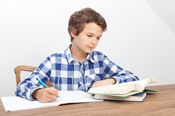 Хлопчик робить домашнє завдання
 - Фото, зображення