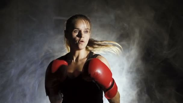 Ženská boxerka fouká v dýmu, pomalý pohyb. Žena Sebeobrana  - Záběry, video