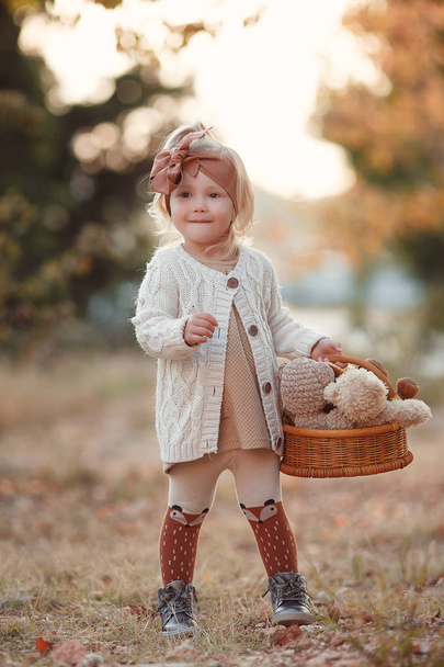 Küçük moda düşkünü. Sonbahar gününde mutlu bir kız. Sonbahar yapraklarıyla gülümseyen küçük kız. Kızlar sonbahar stili. Doğası gereği şık. Küçük kız sonbahar sezonu için heyecanlı. Sonbahar mevsimi hoş anlar. Yüzü gülen çocuk Akçaağaç yapraklarını tutar. - Fotoğraf, Görsel