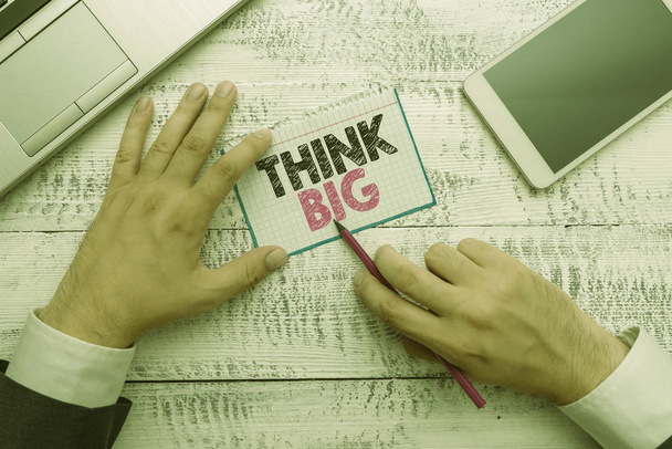 Kirjoitan viestiä, jossa lukee "Ajattele isosti". Business valokuva esittelee Suunnittelemaan jotain arvokasta itselleen tai valmisteluun
. - Valokuva, kuva