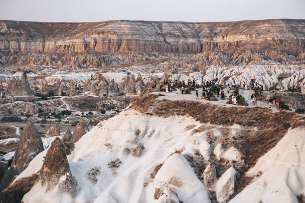 Ширококутний фото гір в Каппадокія, Туреччина. Знамениті кам'яні вершини. Туристи на вершині захід сонця Point. Фото 16:9, 2019-08-13. - Фото, зображення