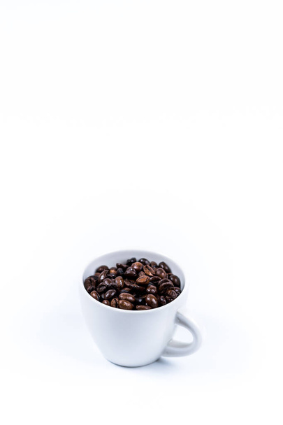 Kubek z Kawa fasoli na białym - Zdjęcie, obraz