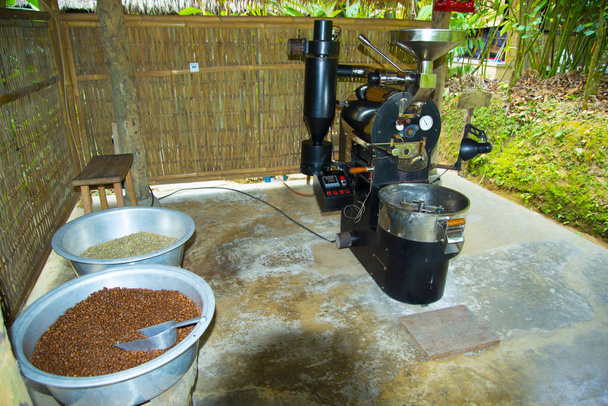 Moedor de grãos de café industrial - Indonésia
 - Foto, Imagem