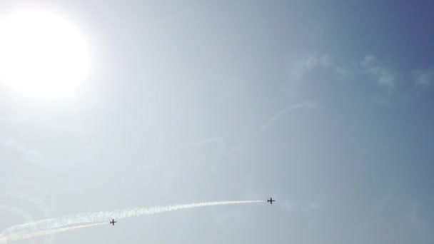 Los combatientes militares se elevan alto en el cielo. Brillante sol. Imágenes geniales
. - Metraje, vídeo