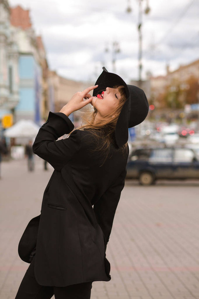 Страстная девушка носит стильную шляпу и нижнее белье
  - Фото, изображение