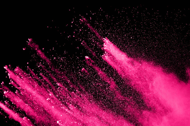 vaaleanpunainen värillinen jauhe tilkka pilvi eristetty mustalla pohjalla
 - Valokuva, kuva