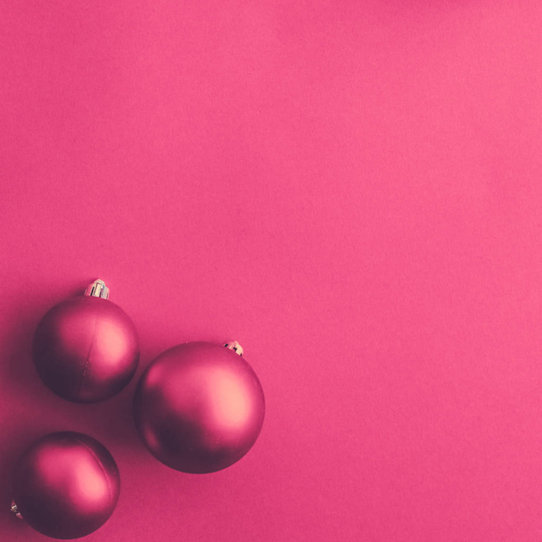 Vánoce na růžovém plochým pozadí, luxusní zimní rekrea - Fotografie, Obrázek