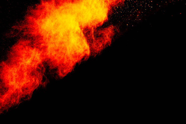黒い背景に隔離された赤いオレンジ色の粉末爆発雲. - 写真・画像