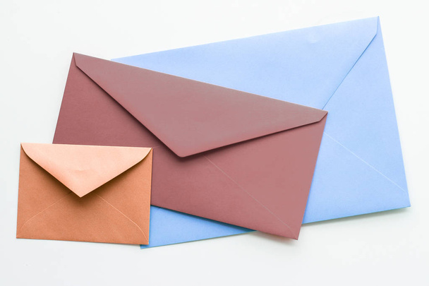 envelopes de papel em branco em mármore flatlay fundo, correio de férias
 - Foto, Imagem