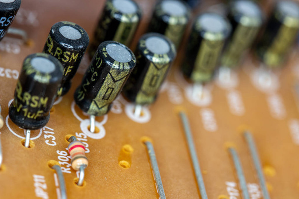 Primer plano de placa de circuito impreso naranja baquelita
 - Foto, imagen