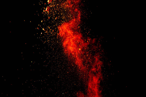 Kırmızı turuncu renk tozu patlama bulut siyah arka plan üzerinde izole. - Fotoğraf, Görsel