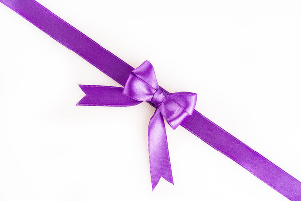 фіолетова стрічка на білому тлі
 - Фото, зображення