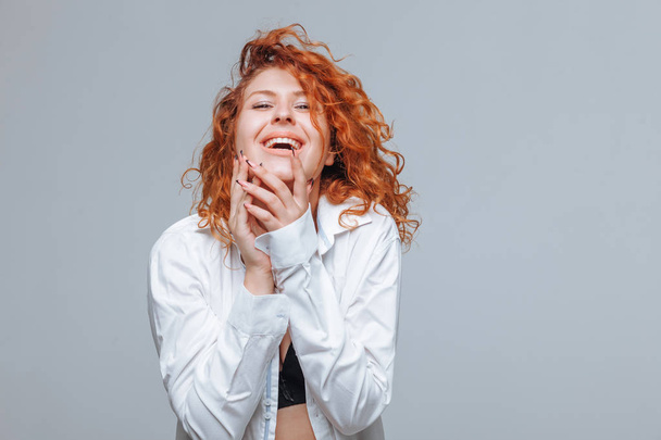 Vrolijke Redhead meisje lachen in zwarte lingerie en wit overhemd - Foto, afbeelding