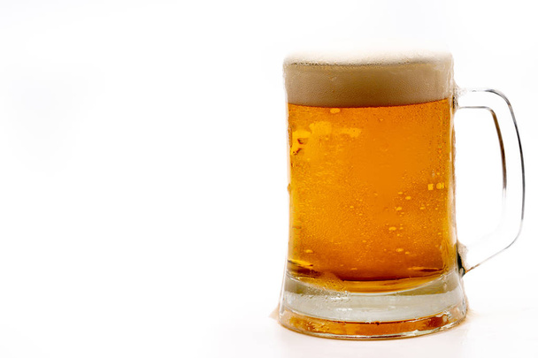 glas bier op witte achtergrond - Foto, afbeelding