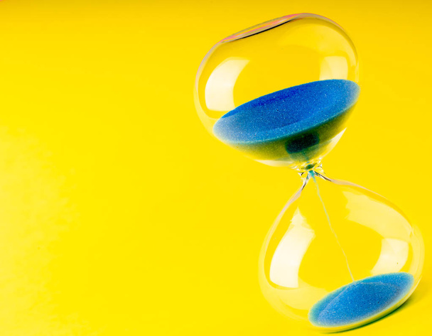 reloj de arena retro de color para medir el tiempo
 - Foto, Imagen