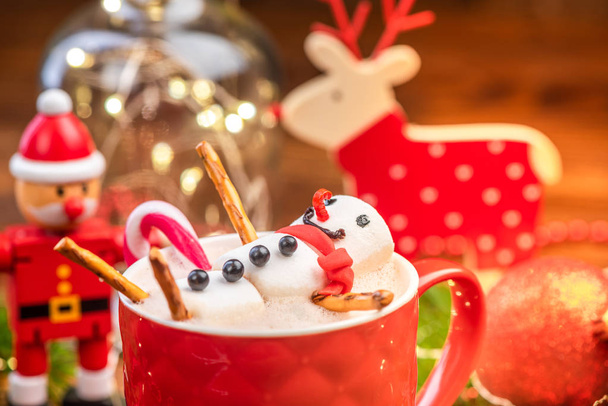 Καυτή σοκολάτα σε κόκκινο εορταστική κούπα με λιωμένο αστείο ζαχαρωτά S - Φωτογραφία, εικόνα