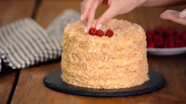 Ζαχαροπλαστικά διακοσμεί τον Ναπολέοντα πολυεπίπεδη τούρτα με φρέσκο βατόμουρο - Πλάνα, βίντεο