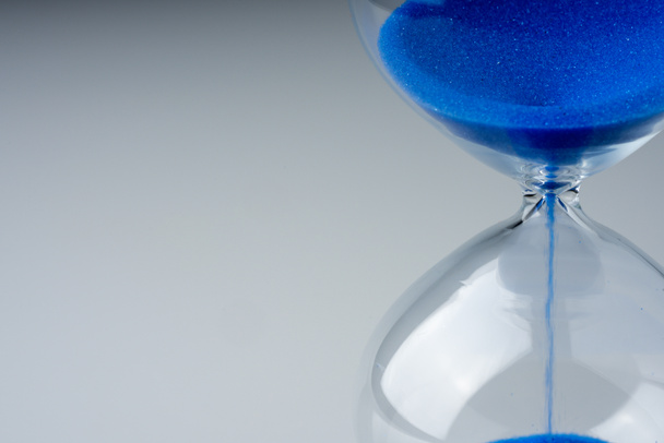 цветные ретро-песочные часы для измерения времени
 - Фото, изображение