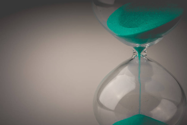 reloj de arena retro de color para medir el tiempo
 - Foto, Imagen