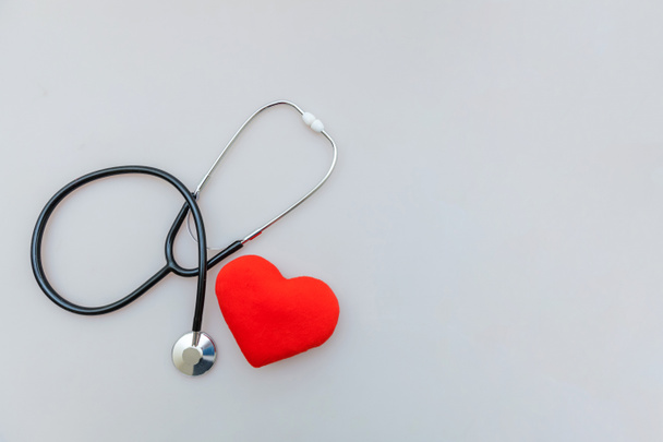 薬の機器聴診器や音声鏡と赤い心臓は、白い背景に隔離されています。医師のための器械装置。医療保険の概念 - 写真・画像