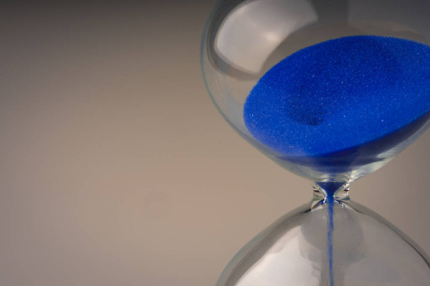 reloj de arena retro de color para medir el tiempo
 - Foto, imagen