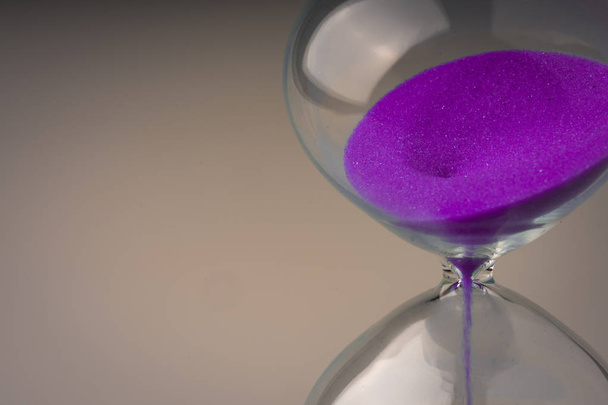 Zamanı ölçmek için renkli retro kum saati - Fotoğraf, Görsel